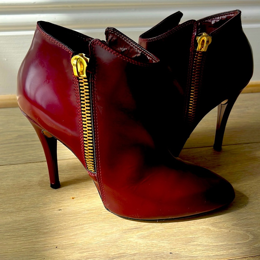 BCBGMaxazria Booties - patent leather- deep burgundy